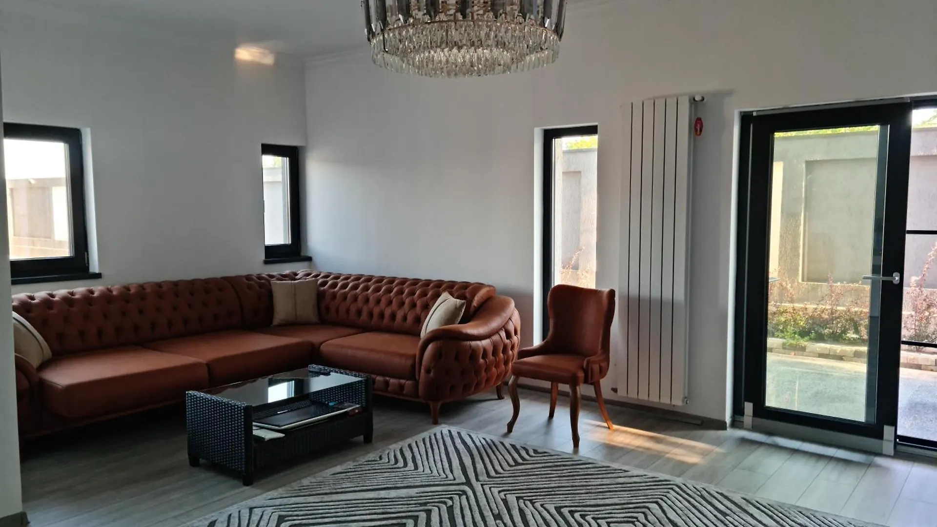 Grey House Villa Bucureşti 0*,  România
