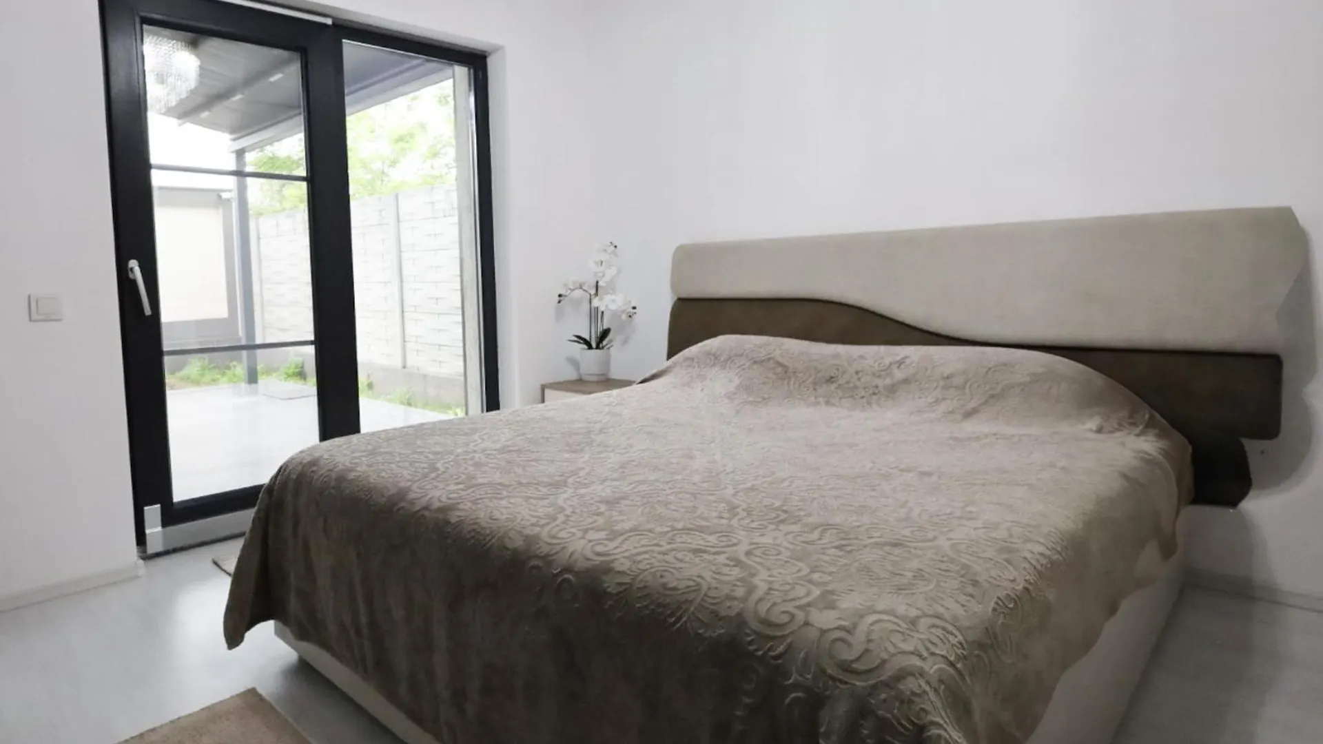 Grey House Villa Bucureşti România